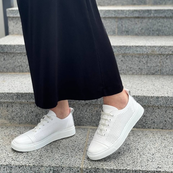 Sneakers - Picture 12 of 13